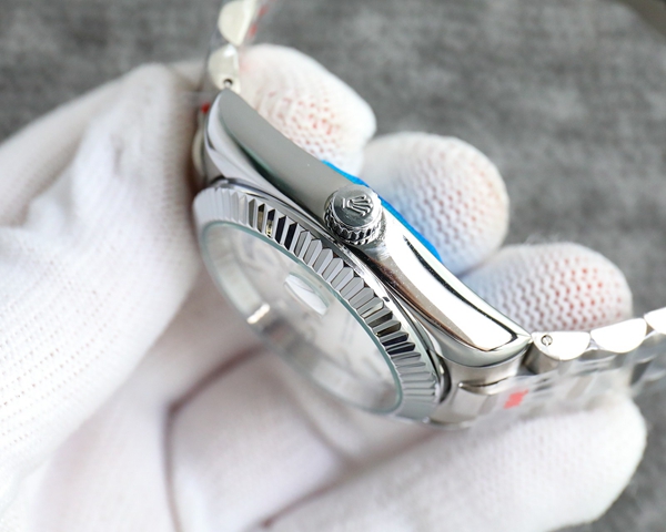 ブランド時計側面デザイン